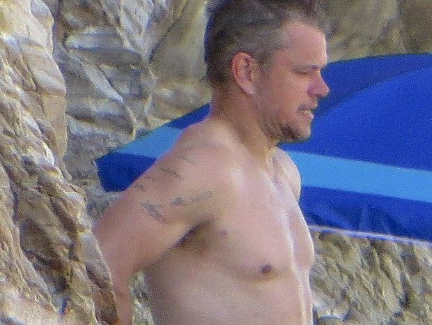 Sem Camisa Matt Damon Curte Praia Com Familia E Amigos Quem Quem News