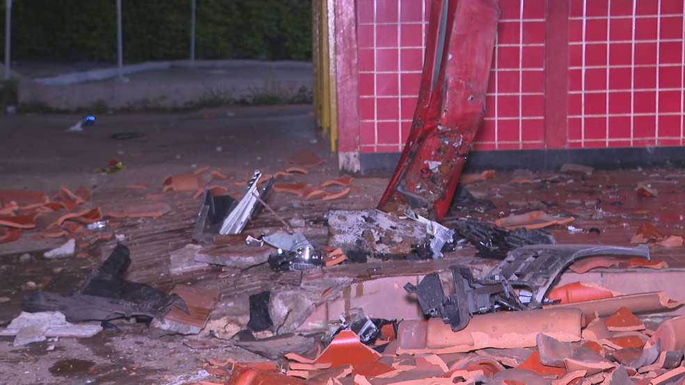 Destroços de acidente com carro de luxo em lanchonete do DF — Foto: TV Globo/Reprodução