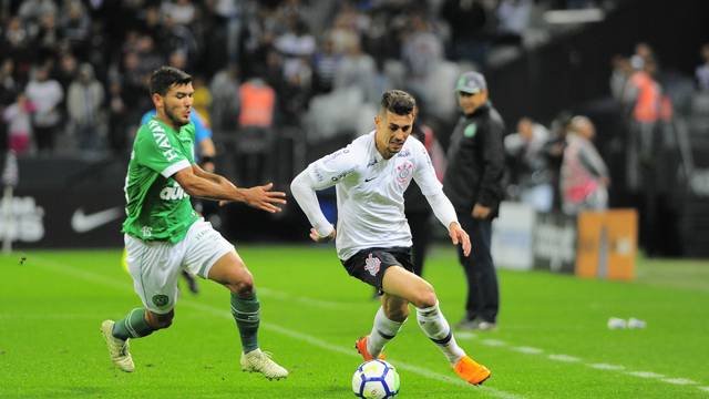 Danilo Avelar tenta levar o Corinthians ao ataque