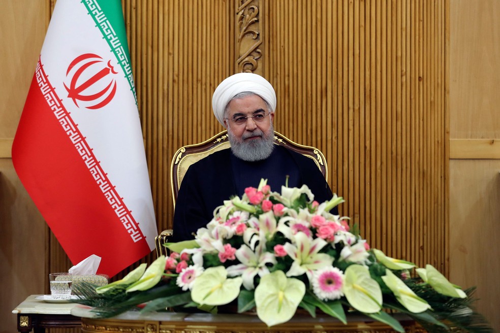 O presidente do Irã, Hassan Rohani, discursa no aeroporto de Mehrabad, em Teerã — Foto: AFP