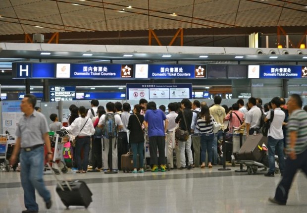 Passageiros se aglomeram para passar pela checagem de segurança e alfândega antes de embarcar no aeroporto de Pequim , na China (Foto: Reprodução/Facebook)