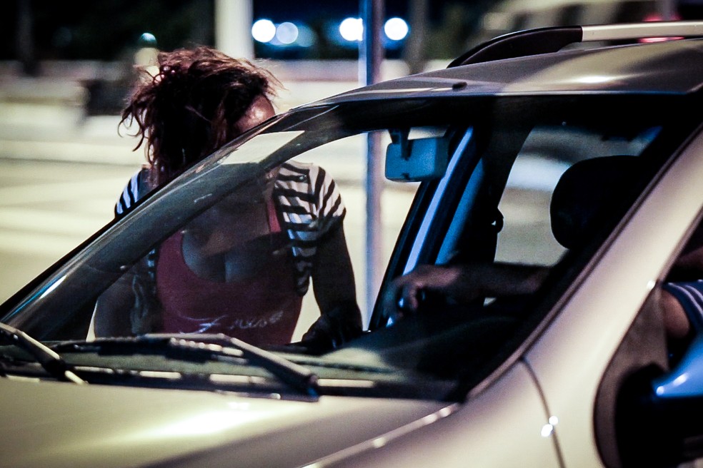 Travesti aborda cliente dentro de carro (Foto: Jonathan Lins/G1)