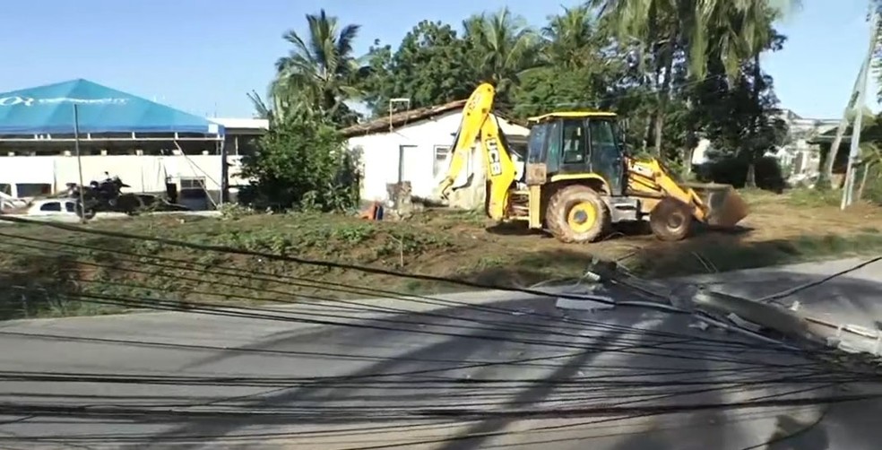 Motorista perde controle de caminhonete, bate em poste, derruba equipamento e fiação fica espalhada na pista — Foto: Reprodução/TV Bahia