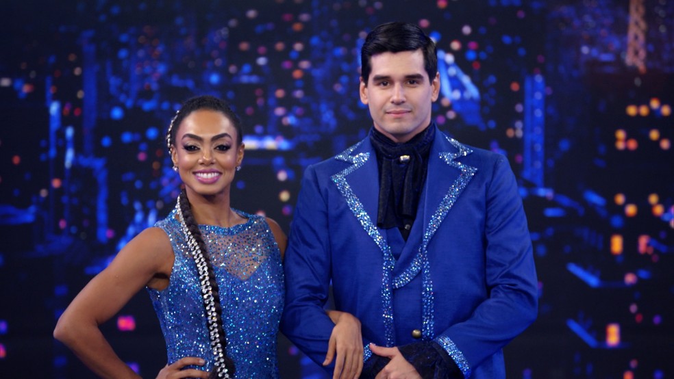 Dandara Mariana usa vestido com 34 mil pedras em valsa na ...