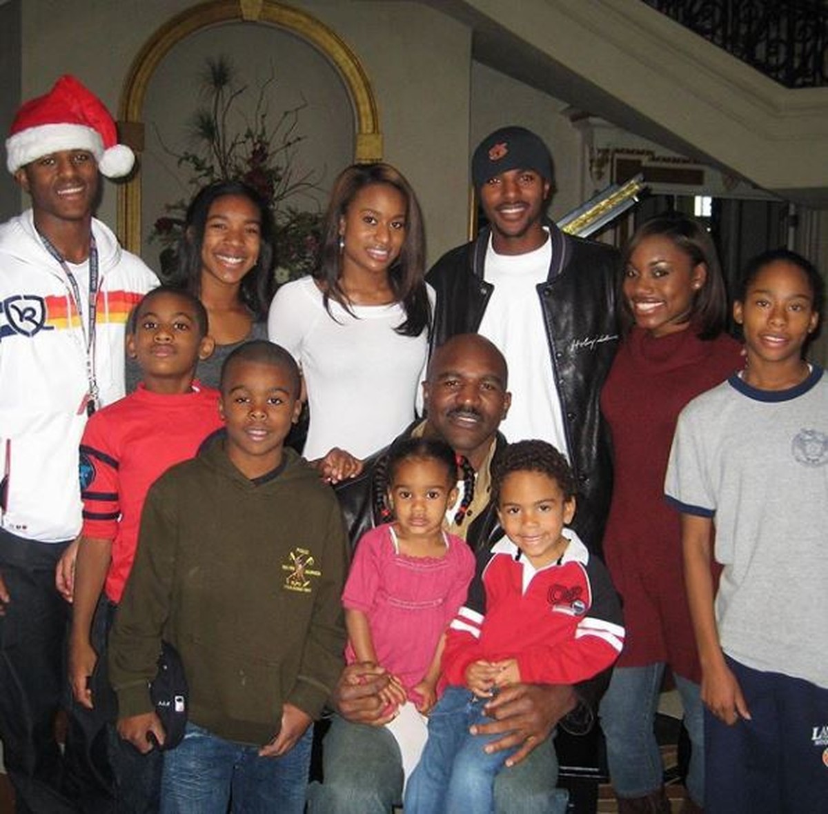 No Dia dos Pais dos EUA, Evander Holyfield posa ao lado de 10 dos seus ...