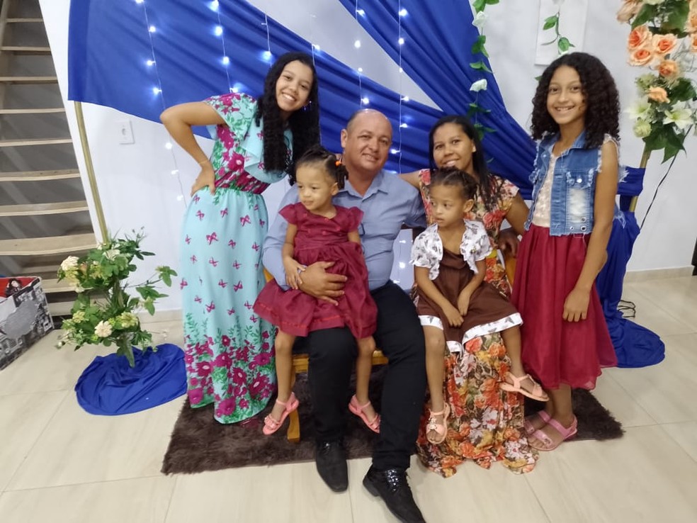 Amanda [à dir. de jaqueta jeans] junto com as irmãs, a mãe e o padrasto — Foto: Arquivo Pessoal