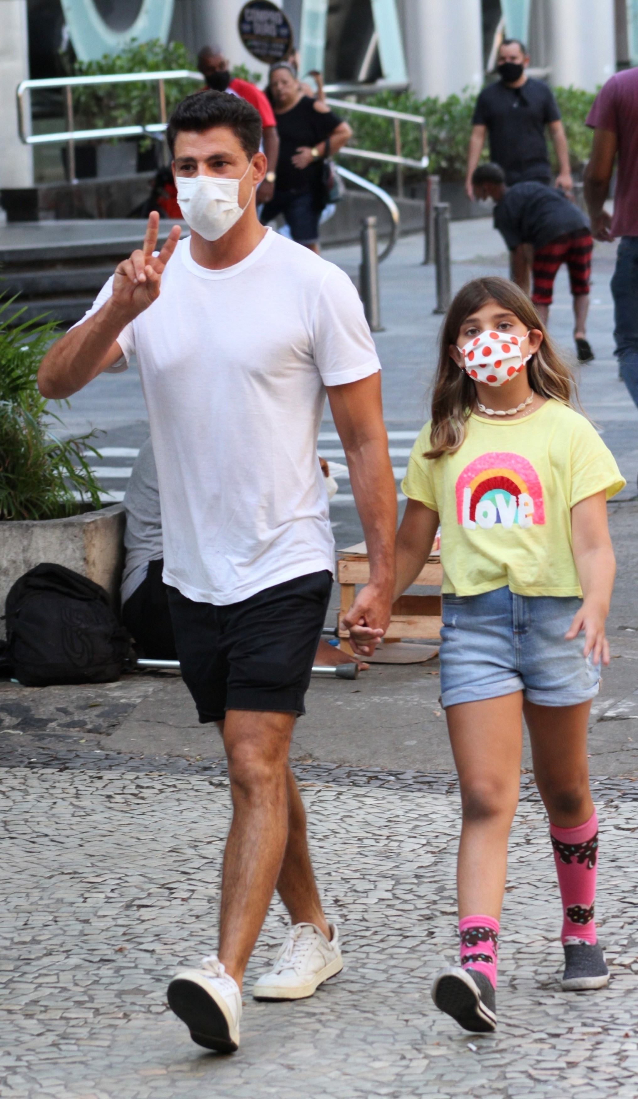 Cauã Reymond passeia com Sofia no Rio (Foto: Rodrigo Adao / AgNews)