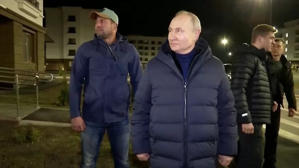 USAR SOMENTE EM CONTEÚDOS DA BBC: Vladimir Putin em visita à Ucrânia em 18 de março de 2023 — Foto: Reuters via BBC