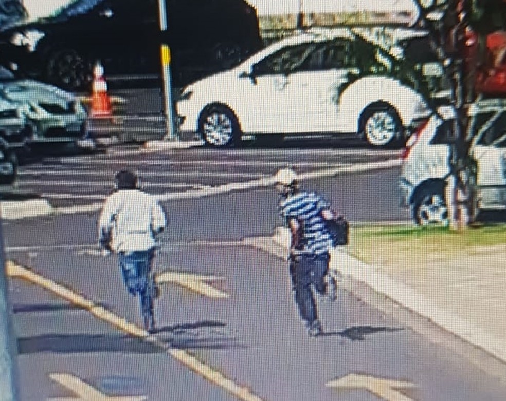 Suspeitos fugiram correndo pelo estacionamento do shopping em Araçatuba  — Foto: Reprodução/Câmera de segurança