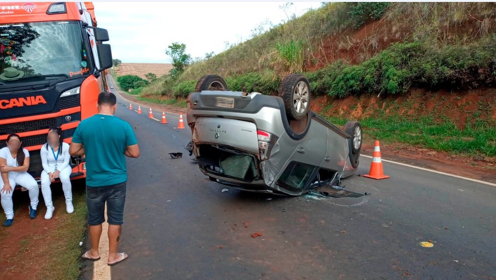 Apesar do susto, mulher que capotou carro em estrada de Itaporanga (SP) não sofreu ferimentos — Foto: Itaponews/Divulgação