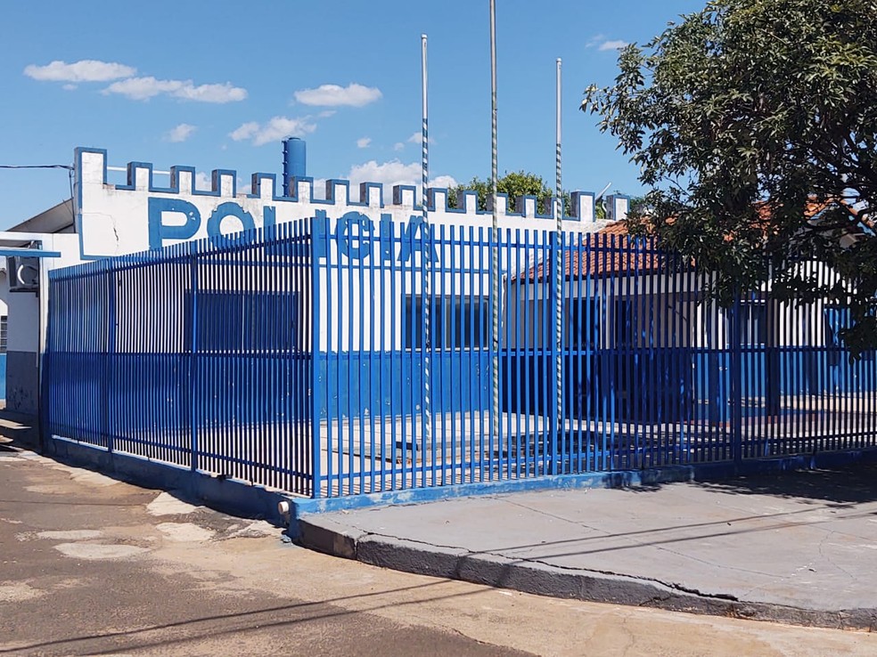 Homem é preso por policiais militares de Cassilândia após amarrar e arrastar a esposa. — Foto: Polícia Militar/Divulgação