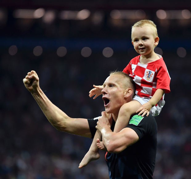 De cavalinho, David Vida comemora com o pai, jogador da Croácia. Time venceu e vai para a final da Copa do Mundo 2018 (Foto: Getty Images)