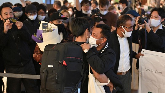 Junta militar de Mianmar liberta quase 6 mil presos políticos; jornalista japonês é recebido em Tóquio