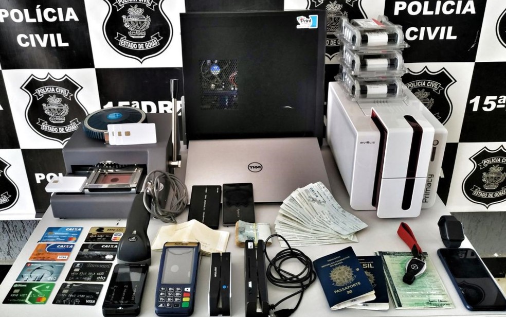 M&aacute;quinas de fabricar cart&otilde;es e documentos falsos apreendidos na casa do suspeito, em Goian&eacute;sia &mdash; Foto: Pol&iacute;cia Civil de Goi&aacute;s/Divulga&ccedil;&atilde;o