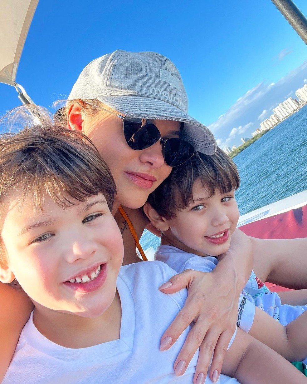 Andressa Suita com os filhos, Gabriel e Samuel — Foto: Reprodução/Instagram