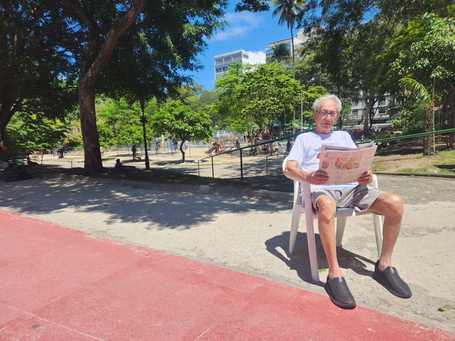 O centenário José Salles frequenta diariamente a Praça Afonso Pena, na Tijuca