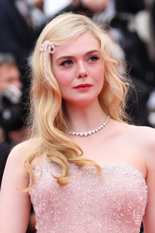 CANNES, FRANCE - MAY 18: Elle Fanning attends the screening of "Top Gun: Maverick" during the 75th annual Cannes film festival at Palais des Festivals on May 18, 2022 in Cannes, France. (Photo by Vittorio Zunino Celotto/Getty Images) (Foto: Getty Images)