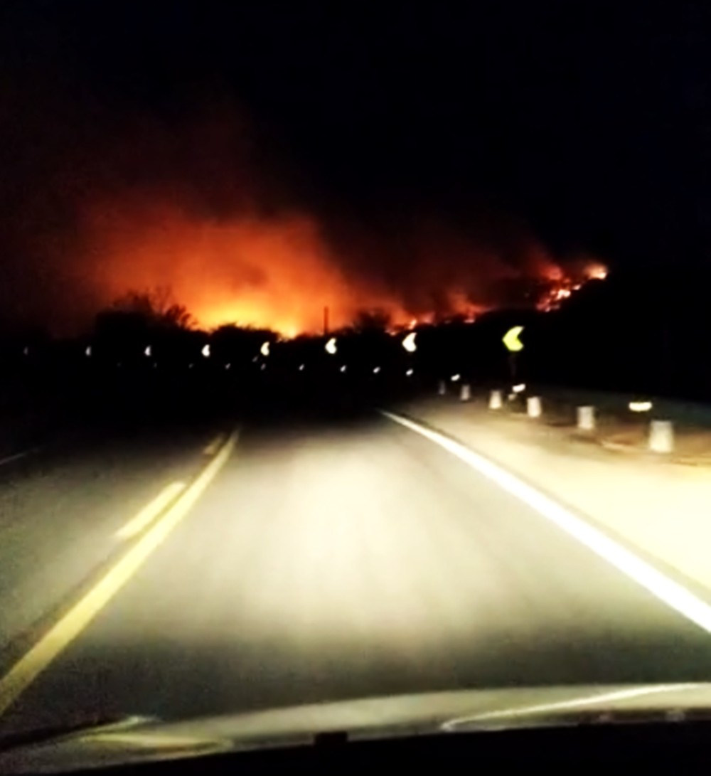 Em Currais Novos, incêndio assustou motoristas que transitavam pela região — Foto: Redes Socias 