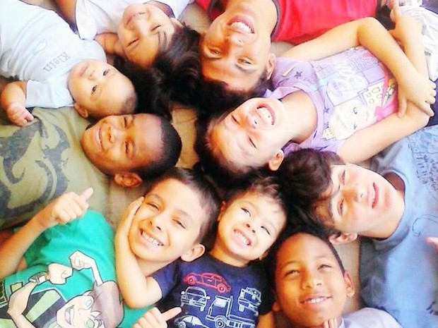 Os nove filhos da psicóloga Elizangela Roque, de Brasília (Foto: Elizangela Roque/Arquivo Pessoal)