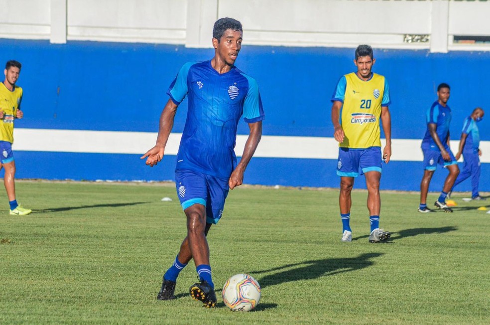 Gabriel, meia do CSA — Foto: Augusto Oliveira/Ascom CSA