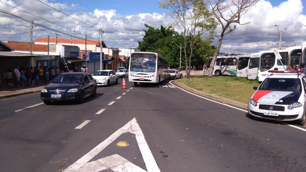 Policiais militares atenderam a ocorrência em Piracicaba; homem morreu após ser atropelado — Foto: João Alvarenga/EPTV