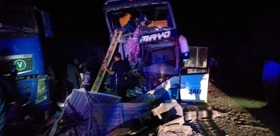 Além dos 5 mortos, 17 pessoas ficaram feridas com a colisão. — Foto: Diário Corumbaense