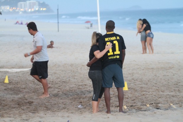 Thiaguinho e Fernanda Souza se exercitam na praia (Foto: Dilson Silva / Agnews)