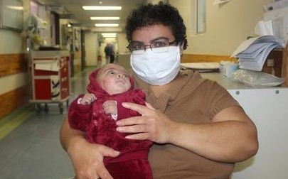 Mãe salvou bebê com manobras que aprendeu 12 anos antes (Foto: Reprodução/Facebook/News24.com)