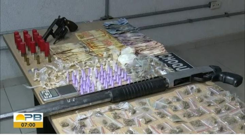 Drogas e armas apreendidas em operação policial em João Pessoa — Foto: TV Cabo Branco/Reprodução