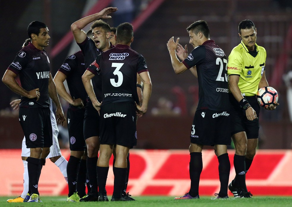 DecisÃ£o com base no Ã¡rbitro de vÃ­deo foi decisivo na semifinal entre LanÃºs e River Plate no ano passado (Foto: Marcos Brindicci/Reuters)
