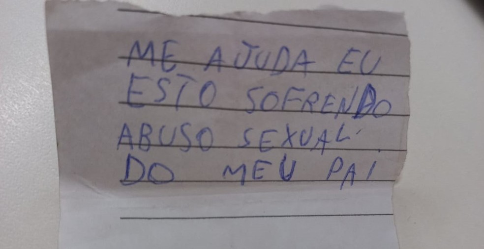 Menina entrega bilhete a monitor de transporte escolar relatando abuso e padrasto é preso em SC — Foto: Polícia Civil/Divulgação
