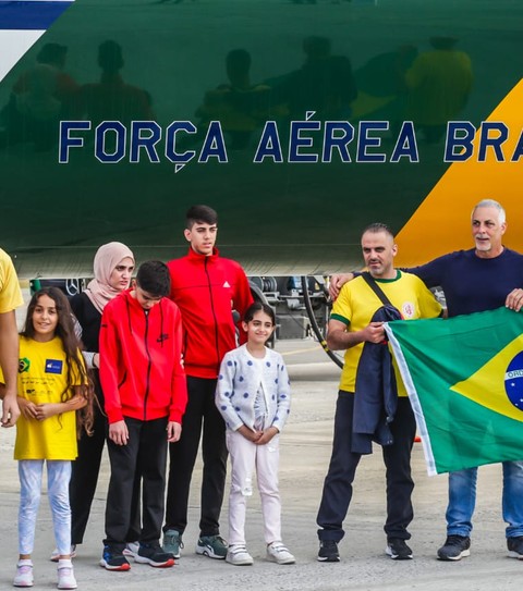 Brasileiros resgatados na Cisjordânia em avião da FAB chegam ao Recife; FOTOS