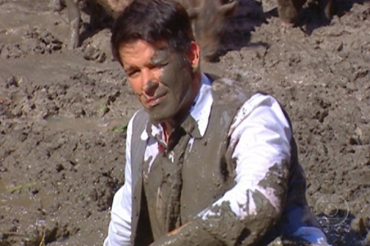 Murilo Benício gravou cena na lama em Chocolate com Pimenta (Globo, 2002) (Foto: TV Globo)