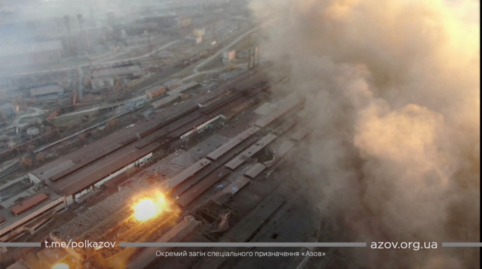 Explos&atilde;o em &aacute;rea industrial de Mariupol registrada nesta ter&ccedil;a-feira (22). &mdash; Foto: AZOV/Handout via REUTERS