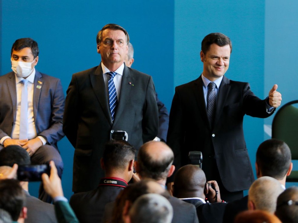 Torres (à direita) ao lado de Bolsonaro em cerimônia em Brasília em 25 de novembro. — Foto: Wilson Dias/Agência Brasil