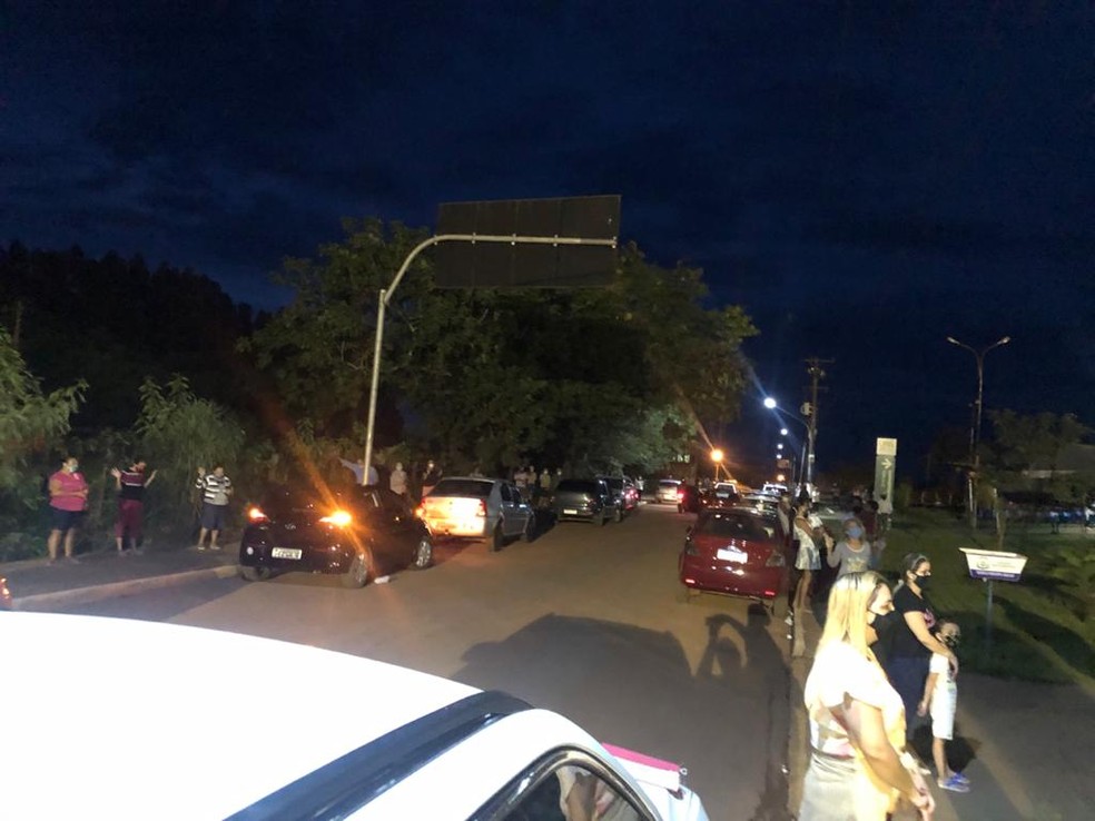 Em Chapada, pessoas fizeram orações em frente à UPA — Foto: Prefeitura de Chapada dos Guimarães-MT/