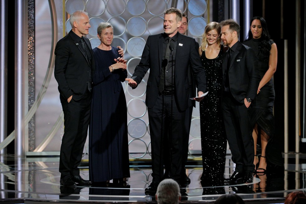 Elenco e equipe de 'Três anúncios para um crime' recebe prêmio de melhor filme de drama no Globo de Ouro 2018 (Foto: Paul Drinkwater/Courtesy of NBC/Handout via REUTERS)