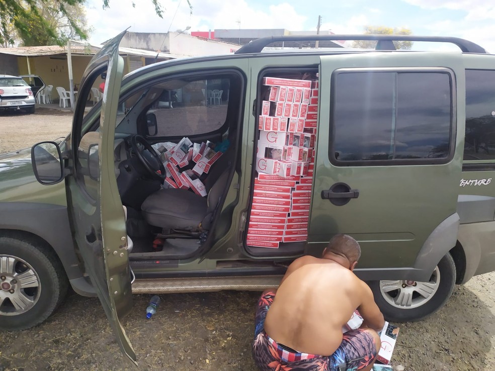 Carro parado em AL saiu de Goiânia com destino a Pernambuco com grande carga de cigarros contrabandeados — Foto: Divulgação/PRF