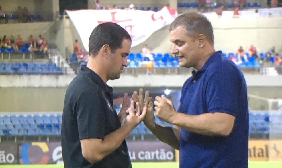 Diego Aguirre e André Jardine em Maceió (Foto: Jordi Bordalba)