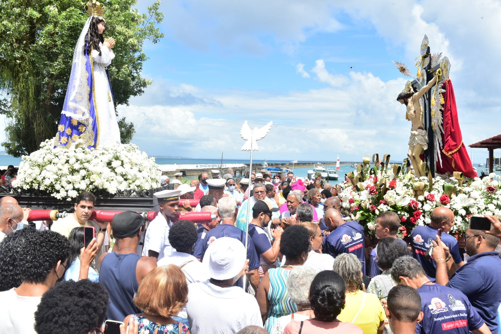Fiéis celebram Bom Jesus dos Navegantes e de Nossa Senhora da Boa Viagem com procissão marítima