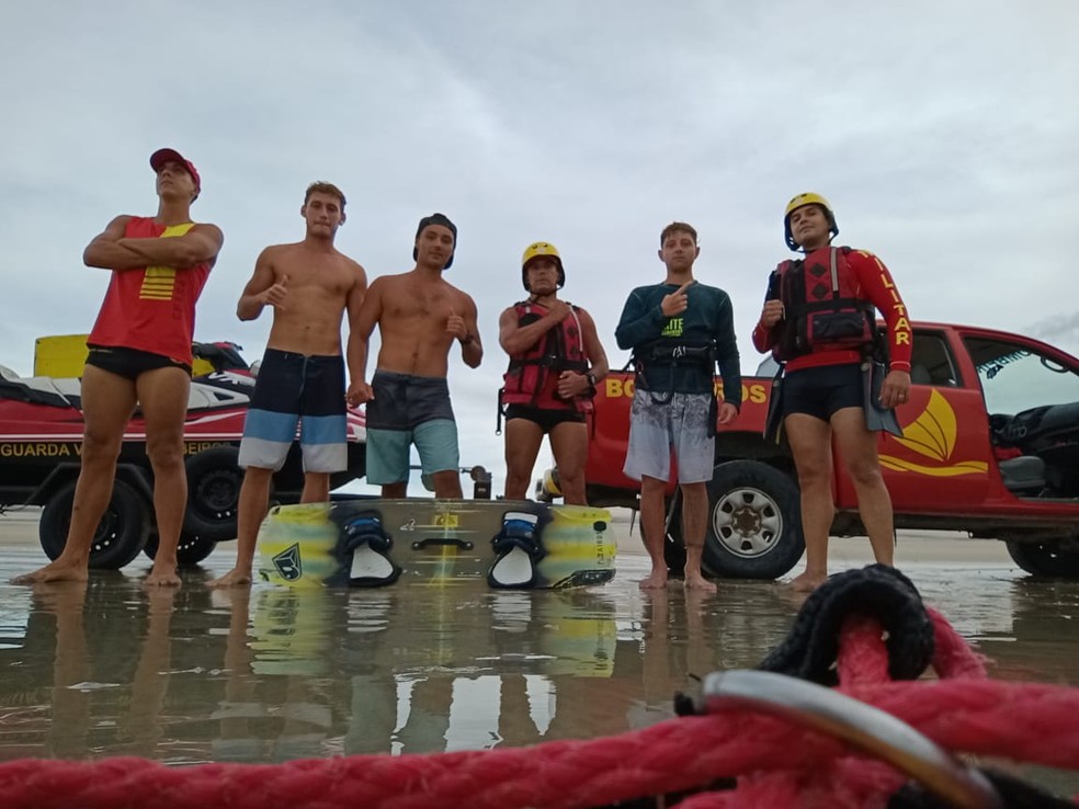 Velejador argentino é resgatado por bombeiros após entrar no mar para salvar amigo em Jericoacoara. — Foto: Corpo de Bombeiros/Reprodução