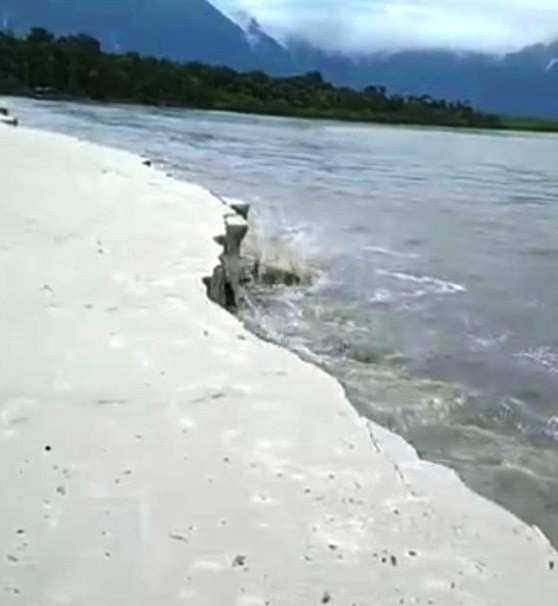 Cidade de SP registra quase 400 mm de chuva em 12h e margem de rio chega a desabar; vídeo