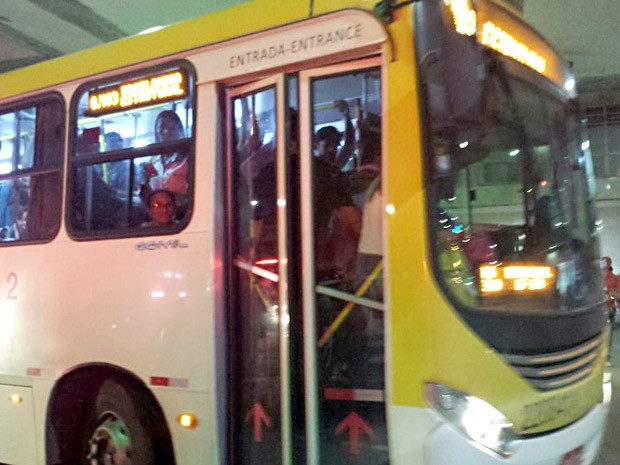 Ônibus lotado deixa a Rodoviária do Plano Piloto, em Brasília, na noite desta segunda (26) (Foto: Isabella Formiga/G1)