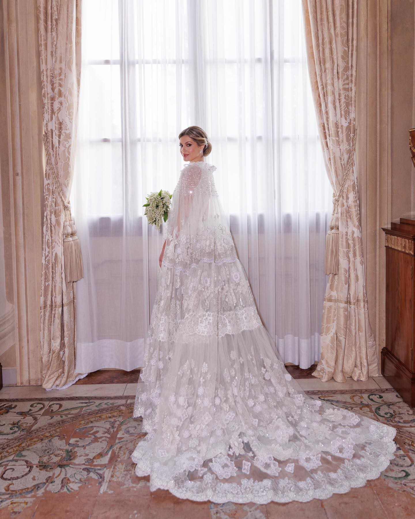 Lala Rudge se casa com vestido da marca de alta costuma Valentino (Foto: Reprodução / Instagram)