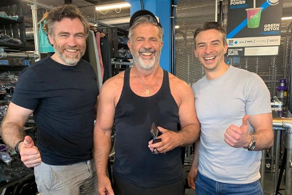 Mel Gibson (centro) surpreendeu fãs com visita a academia na Escócia (Foto: Reprodução / Instagram)
