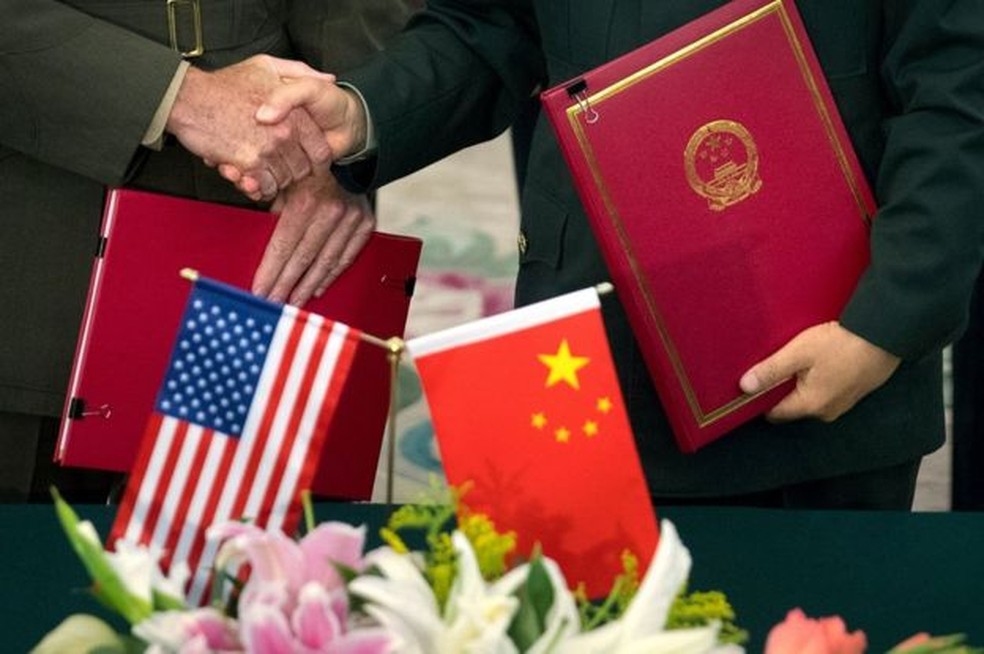 Alguns analistas já questionam se disputa tecnológica configura uma nova Guerra Fria, desta vez entre EUA e China — Foto: Getty