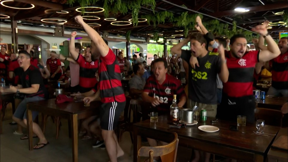 Torcida do Flamengo em Jo�o Pessoa comemora o primeiro gol de Pedro contra o Al-Hilal � Foto: Reprodu��o/TV Cabo Branco