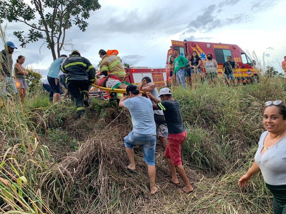 Vítimas foram levadas para o hospital de Unaí — Foto: Corpo de Bombeiros/ Divulgação