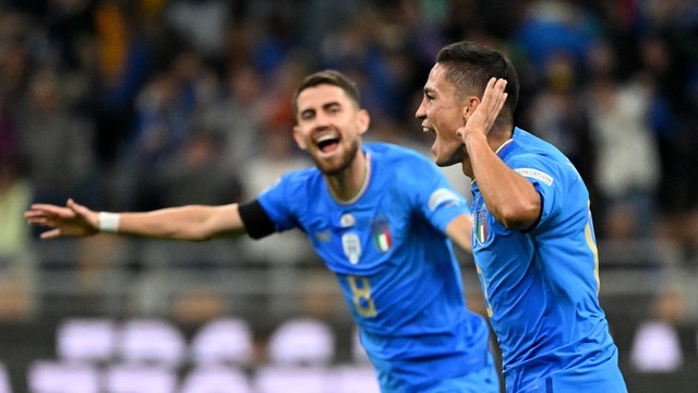 Raspadori e Jorginho (ao fundo) comemoram o gol da vitria da Itlia sobre a Inglaterra