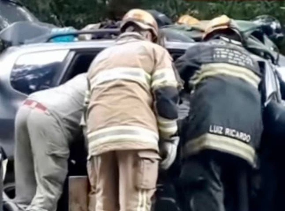 Vítimas ficaram presas entre as ferragens — Foto: Divulgação/Corpo de Bombeiros